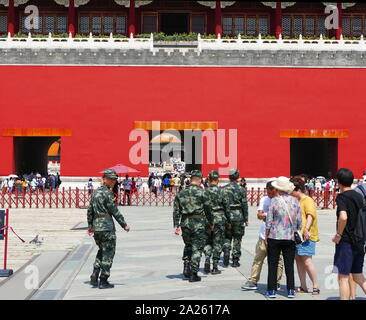 Soldat de l'armée chinoise à Beijing, en 2019. Avec 2,3 million de soldats d'active, l'Armée populaire de libération (APL) est la plus grande force militaire permanent dans le monde Banque D'Images