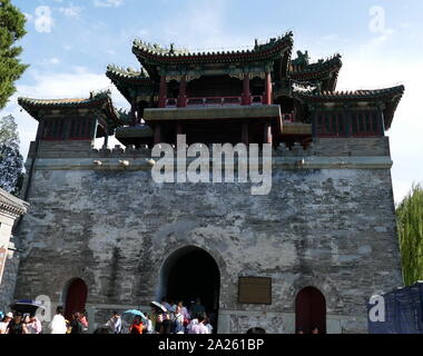 Wenchang Ge (Wenchang Tour), plus grande des six forts porte dans le jardin du palais d'été, Pékin, Chine. Le Wenchang tour a été construite en 1750 et reconstruite par l'empereur Guangxu après les forces alliées anglo-français brûlé vers le bas en 1860. Banque D'Images