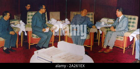 Hua Guofeng (à gauche) avec Mao Zedong et Lee Kuan Yew, mai 1976. Mao Zedong (1893 - 9 septembre 1976), était un révolutionnaire communiste chinois qui est devenu le père fondateur de la République populaire de Chine (RPC), dont il a jugé que le président du parti communiste de Chine à partir de sa création en 1949 jusqu'à sa mort Banque D'Images