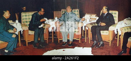 Hua Guofeng (à gauche) avec Mao Zedong, le 27 mai 1976, lorsqu'il a rencontré le Premier Ministre pakistanais Zulfikar Ali Bhutto. C'est à cette réunion que Mao a décidé de transférer 50 kg d'uranium au Pakistan, ce qui d'un démarrage de son programme nucléaire et en permettant le Pakistan à développer ses premières armes nucléaires dans les années 1980. Mao Zedong (1893 - 9 septembre 1976), était un révolutionnaire communiste chinois qui est devenu le père fondateur de la République populaire de Chine (RPC), dont il a jugé que le président du parti communiste de Chine à partir de sa création en 1949 jusqu'à sa mort Banque D'Images