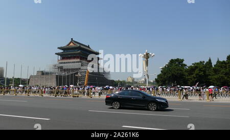 "Devant la Porte Qianmen' ; nom de Zhengyangmen, une porte dans le mur de la ville historique. La porte est situé au sud de la Place Tiananmen et étaient les gardiens de l'entrée dans le centre-ville. Zhengyangmen fut construit en 1419 sous la dynastie Ming. Après la victoire communiste dans la guerre civile chinoise en 1949, le châtelet Zhengyangmen fut occupé par la garnison de Beijing de l'Armée de libération du peuple. Il a été reconstruit en 2007. Banque D'Images