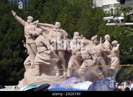 Sculpture de soldats, près de le mausolée de Mao Zedong sur la Place Tiananmen, Pékin, Chine Banque D'Images
