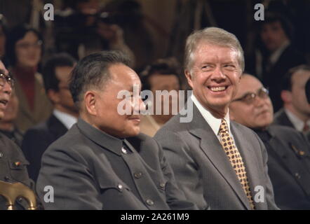 Deng Xiaoping et Jimmy Carter lors de la cérémonie d'arrivée pour le vice-Premier Ministre de la Chine 1979. Deng Xiaoping (1904 - 1997), était un homme politique chinois qui était le dirigeant suprême de la République populaire de Chine de 1978 jusqu'à sa retraite en 1992. Après la mort du président Mao Zedong en 1976, Deng a conduit la Chine à travers de profondes réformes de l'économie de marché et a été appelé le 'Architecte de la Chine moderne." Banque D'Images