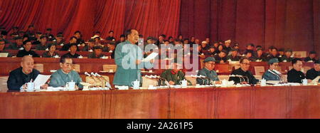 Lin Biao Centre (assis) avec Mao Zedong, participation à la commission permanente des peuples Congress 1966. Lin Biao (1907 - 1971). Lin est devenu essentiel à la création de fondations pour la Mao Zedong's du culte de la personnalité, et a été récompensé dans la révolution culturelle en étant nommé Mao, successeur désigné. Lin est décédé le 13 septembre 1971. Banque D'Images