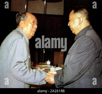 Hua Guofeng (successeur de Mao), avec Mao Zedong (gauche), 1976. Mao Zedong (1893 - 9 septembre 1976), était un révolutionnaire communiste chinois qui est devenu le père fondateur de la République populaire de Chine (RPC), dont il a jugé que le président du parti communiste de Chine à partir de sa création en 1949 jusqu'à sa mort Banque D'Images