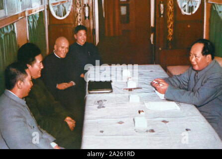 Le président Mao avec les dirigeants de la partie de la province du Hunan, A1955. sur la gauche est Hua Guofeng. Banque D'Images