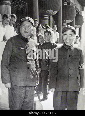 Lin Biao avec Mao Zedong, 1966. Lin Biao (1907 - 1971). Lin est devenu essentiel à la création de fondations pour la Mao Zedong's du culte de la personnalité, et a été récompensé dans la révolution culturelle en étant nommé Mao, successeur désigné. Lin est décédé le 13 septembre 1971. Banque D'Images