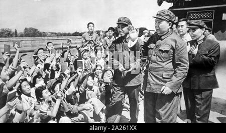 Lin Biao avec Mao Zedong, 1966. Lin Biao (1907 - 1971). Lin est devenu essentiel à la création de fondations pour la Mao Zedong's du culte de la personnalité, et a été récompensé dans la révolution culturelle en étant nommé Mao, successeur désigné. Lin est décédé le 13 septembre 1971. Banque D'Images