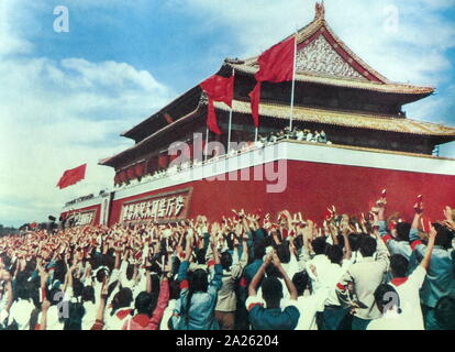 Les Gardes rouges de la Place Tiananmen, Pékin tenue des copies des 'pensées de Mao', pendant la Révolution culturelle. Chine 1967 Banque D'Images