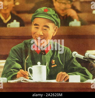 Lin Biao participant à la commission permanente des peuples Congress 1966. Lin Biao (1907 - 1971). Lin est devenu essentiel à la création de fondations pour la Mao Zedong's du culte de la personnalité, et a été récompensé dans la révolution culturelle en étant nommé Mao, successeur désigné. Lin est décédé le 13 septembre 1971. Nie Rongzhen (1899 - 1992) était un éminent chef militaire communiste chinois, et l'un des dix commissaires de piste dans l'Armée de libération du peuple de Chine. Banque D'Images