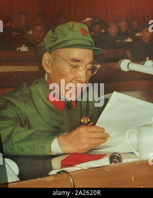 Lin Biao participant à la commission permanente des peuples Congress 1966. Lin Biao (1907 - 1971). Lin est devenu essentiel à la création de fondations pour la Mao Zedong's du culte de la personnalité, et a été récompensé dans la révolution culturelle en étant nommé Mao, successeur désigné. Lin est décédé le 13 septembre 1971. Nie Rongzhen (1899 - 1992) était un éminent chef militaire communiste chinois, et l'un des dix commissaires de piste dans l'Armée de libération du peuple de Chine. Banque D'Images