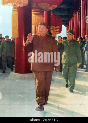 Lin Biao avec Mao Zedong (leader chinois), 1967. Lin Biao (1907 - 1971). Lin est devenu essentiel à la création de fondations pour la Mao Zedong's du culte de la personnalité, et a été récompensé dans la révolution culturelle en étant nommé Mao, successeur désigné. Lin est décédé le 13 septembre 1971. Banque D'Images