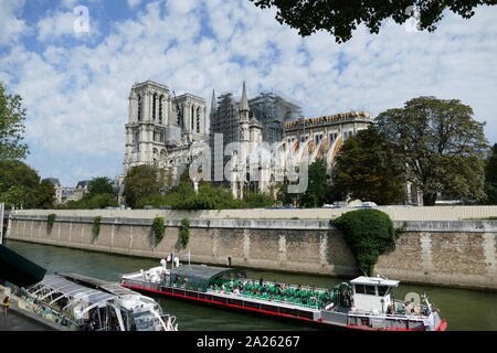 Notre-Dame de Paris en cours de rénovation et de restauration en septembre 2019. Le toit de Notre-Dame a pris feu dans la soirée du 15 avril 2019. La gravure pour environ 15 heures, la cathédrale a subi de graves dommages. le 16 juillet 2019, le Parlement français a adopté une loi exigeant qu'il soit reconstruit exactement tel qu'il était avant l'incendie. Banque D'Images