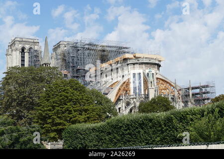 Notre-Dame de Paris en cours de rénovation et de restauration en septembre 2019. Le toit de Notre-Dame a pris feu dans la soirée du 15 avril 2019. La gravure pour environ 15 heures, la cathédrale a subi de graves dommages. le 16 juillet 2019, le Parlement français a adopté une loi exigeant qu'il soit reconstruit exactement tel qu'il était avant l'incendie. Banque D'Images