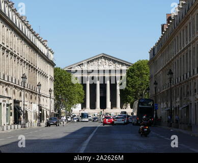 L'eglise de la Madeleine, une église catholique romaine qui occupe une position dominante dans le 8ème arrondissement de Paris. L'église de la Madeleine a été conçu dans sa forme actuelle comme un temple à la gloire de l'armée de Napoléon. Banque D'Images