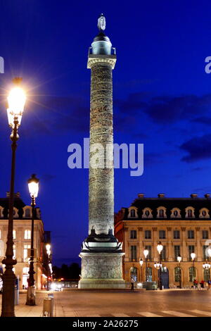 Place Vendôme, Paris, France. La colonne Vendôme d'origine au centre de la place a été érigée par Napoléon Ier pour commémorer la bataille d'Austerlitz ; Banque D'Images