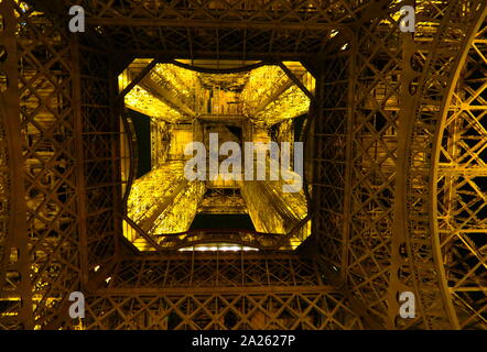 La Tour Eiffel, un pylône en treillis en fer forgé sur le Champ de Mars à Paris, France. Il est nommé d'après l'ingénieur Gustave Eiffel, dont l'entreprise a conçu et construit la tour, de 1887 à 1889 comme l'entrée de l'Exposition Universelle de 1889 Banque D'Images