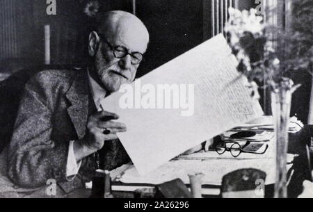 Sigmund Freud la lecture du manuscrit de 'un aperçu de Psycho-Analysis" 1938. Sigmund Freud (1856 - 23 septembre 1939) ; et le neurologue autrichien fondateur de la psychanalyse Banque D'Images