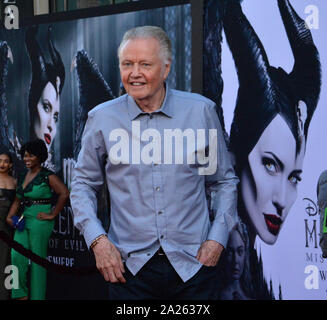 Los Angeles, United States. Sept 30, 2019. L'acteur Jon Voight, le père d'Angelina Jolie, l'acteur qui est représenté sur l'affiche de film à l'arrière, assiste à la première de the motion picture fantasy 'Maleficent : maîtresse du Mal' au El Capitan Theatre dans la section Hollywood de Los Angeles le lundi, 30 Septembre, 2019. Scénario : maléfique et sa filleule Aurora commencer à remettre en question les liens familiaux complexes qui les lient comme ils sont tirés dans différentes directions par mariage imminent, alliés inattendus, et de nouvelles forces en jeu. Photo par Jim Ruymen/UPI UPI : Crédit/Alamy Live News Banque D'Images