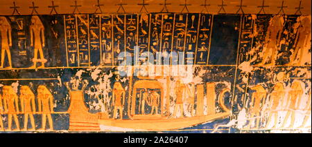 Frise murale de la tombe de Ramsès VI. Tombe KV9 pour l'Egypte Vallée des Rois a été construite par le pharaon Ramsès V. Il est enterré ici, mais son oncle, Ramsès VI, réutilisés plus tard le tombeau comme son propre. La mise en page est typique de la 20e dynastie - la période de l'époque Ramesside. Ramsès VI Nebmaatre-Meryamun fut le cinquième souverain de la xxe dynastie égyptienne. Il a régné pendant environ huit ans au milieu et à la fin du 12e siècle avant J.-C. Banque D'Images