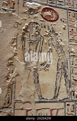 Frise murale de la tombe de Ramsès VI. Tombe KV9 pour l'Egypte Vallée des Rois a été construite par le pharaon Ramsès V. Il est enterré ici, mais son oncle, Ramsès VI, réutilisés plus tard le tombeau comme son propre. La mise en page est typique de la 20e dynastie - la période de l'époque Ramesside. Ramsès VI Nebmaatre-Meryamun fut le cinquième souverain de la xxe dynastie égyptienne. Il a régné pendant environ huit ans au milieu et à la fin du 12e siècle avant J.-C. Banque D'Images