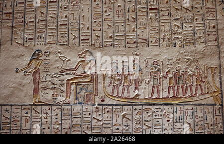 Frise murale de la tombe de Ramsès VI. Tombe KV9 pour l'Egypte Vallée des Rois a été construite par le pharaon Ramsès V. Il est enterré ici, mais son oncle, Ramsès VI, réutilisés plus tard le tombeau comme son propre. La mise en page est typique de la 20e dynastie - la période de l'époque Ramesside. Ramsès VI Nebmaatre-Meryamun fut le cinquième souverain de la xxe dynastie égyptienne. Il a régné pendant environ huit ans au milieu et à la fin du 12e siècle avant J.-C. Banque D'Images