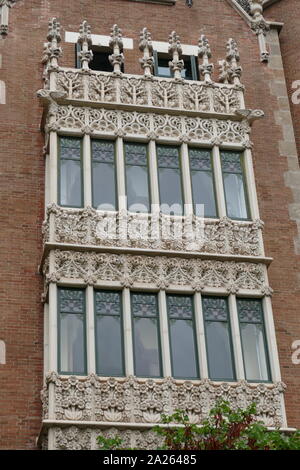 Détail de l'extérieur de la casa de les Punxes, conçu par l'architecte moderniste Josep Puig i Cadafalch. Construit dans le quartier de l'Eixample de Barcelone en 1905. Bartomeu Terradas Brutau commandé Josep Puig i Cadafalch de concevoir une maison pour chacun de ses trois soeurs, Angela, Josefa et Rosa. Le résultat était un bâtiment rappelle les anciens châteaux médiévaux. Banque D'Images