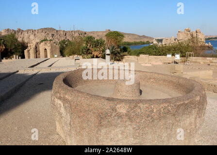 Le soulagement de le Temple de Philae située sur une île dans le réservoir du barrage d'Assouan, faible en aval du barrage d'Assouan et du lac Nasser, en Egypte. Le complexe du temple a été démantelé et déplacé à l'Île Agilkia à proximité dans le cadre de la Campagne de Nubie, projet de l'UNESCO avant la fin de 1970 le grand barrage d'Assouan. L'île temple a été construit au cours de la royaume ptolémaïque 380-362 BC. La divinité principale du temple d'Isis a été complexe Banque D'Images