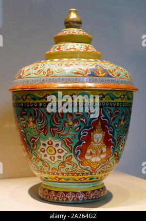 Bol et couvrir la Chine, 1750-1800, chinois, fait pour le marché de la Thai royal, ce décor émaillé est appelée Bencharong (cinq en couleur). Banque D'Images