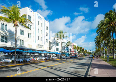 MIAMI - Septembre, 2018 : palmiers d'ombres dans l'ensemble petit-déjeuner tableaux figurant à cafés trottoirs bordant Ocean Drive à South Beach. Banque D'Images