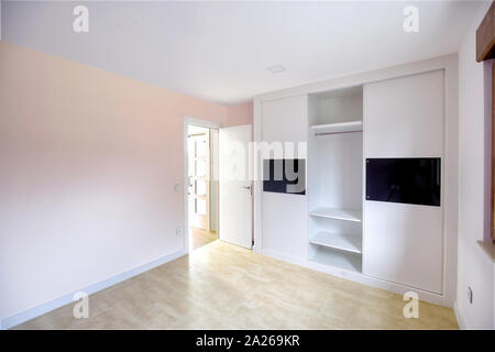 Vide chambre à coucher avec armoires encastrées. Chambre à coucher moderne de l'intérieur. Banque D'Images