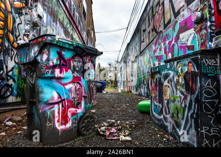 Rempli de graffiti dans la ruelle du quartier des arts de l'Alberta, Portland, Oregon, USA Banque D'Images