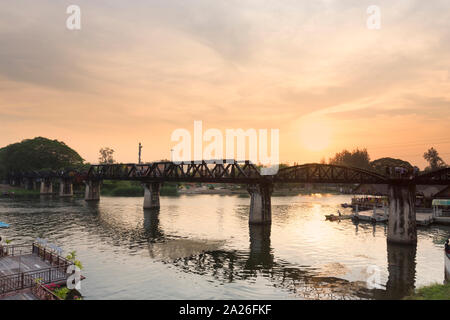 Pont de la rivière Kwai à Kanchanaburi, Thaïlande Banque D'Images