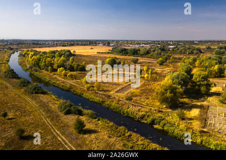 Vue aérienne d'un paysage coloré d'automne une rivière Banque D'Images