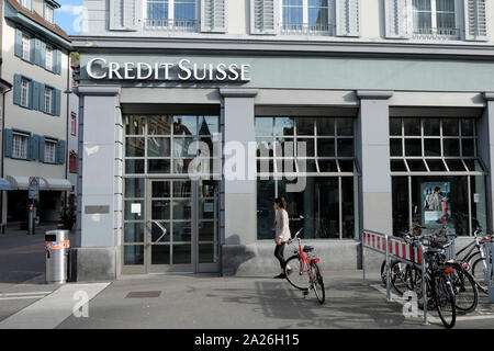 Une femme marche dernières Credit Suisse à Bâle, Suisse. Banque D'Images
