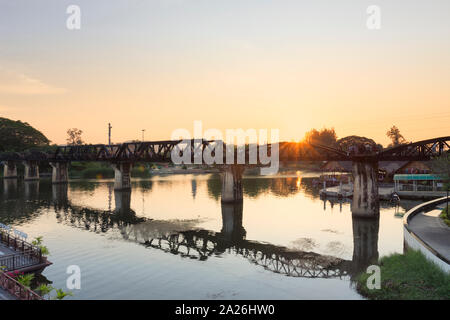 Pont de la rivière Kwai à Kanchanaburi, Thaïlande Banque D'Images