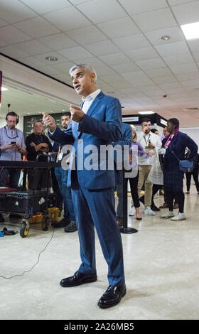 Le maire de Londres Sadiq Khan est interrogé lors de la conférence annuelle du Parti travailliste, 2019, Brighton, Royaume-Uni. Banque D'Images