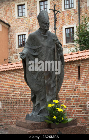 Statue en bronze du Pape Jean Paul II, la cathédrale du Wawel est une église catholique romaine situé à Wawel, Cracovie, Pologne Banque D'Images