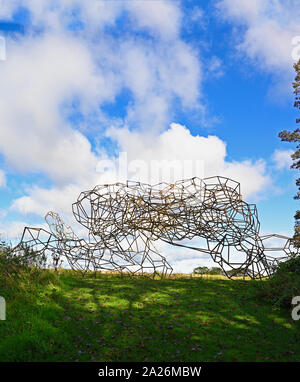 'Firmament', une oeuvre d'Antony Gormley. Bois de la colline de Gala, Jupiter Artland, Bonnington, Maison Wilkieston, West Lothian, Scotland, Royaume-Uni, Banque D'Images