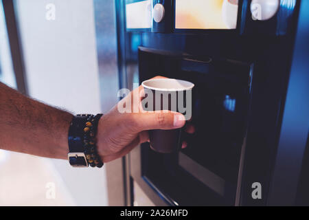 L'homme part avec machine à café, distributeur de café Banque D'Images