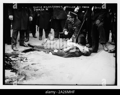 Policier se baissant sur Ignatz Hildebrandt, tué dans l'Union Square, New York, émeute anarchiste Banque D'Images