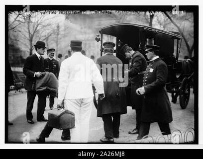 Policier mis Silverstein en ambulance à l'émeute anarchiste, Union Square, New York Banque D'Images