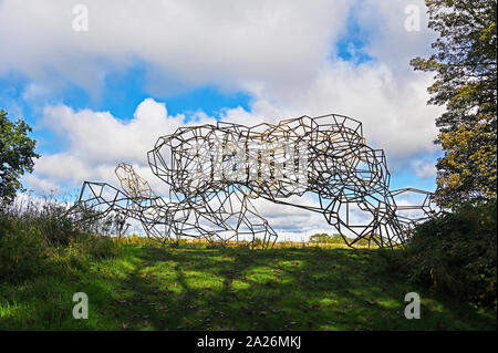 'Firmament', une oeuvre d'Antony Gormley. Bois de la colline de Gala, Jupiter Artland, Bonnington, Maison Wilkieston, West Lothian, Scotland, Royaume-Uni, Banque D'Images