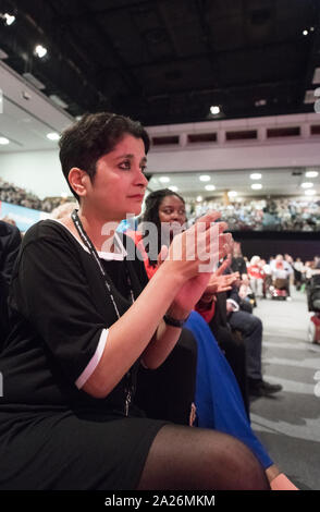 Sharmishta Chakrabarti, Baroness Chakrabarti, applaudissant l'orateur principal à la conférence annuelle du Parti travailliste à Brighton, Royaume-Uni 2019 Banque D'Images