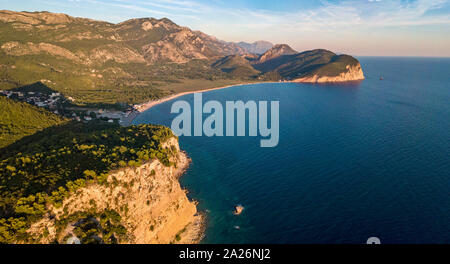 Vue aérienne de la plage de Buljarica. C'est l'une des plus grandes plages de la côte du Monténégro, près de Petrovac en direction de bar. Municipalité de Budva Banque D'Images