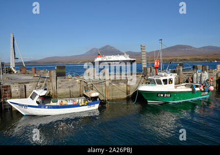 MV Caledonian MacBrayne Finlaggan, un traversier de l'île à Port Askaig sur l'île écossaise d'Islay. Le PAPS of Jura peut être vu dans l'arrière-plan. Banque D'Images