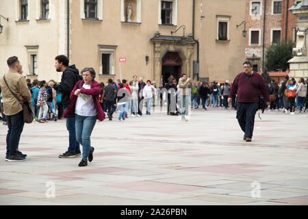 Les touristes sur la place principale au château de Wawel, Cracovie, Pologne Banque D'Images