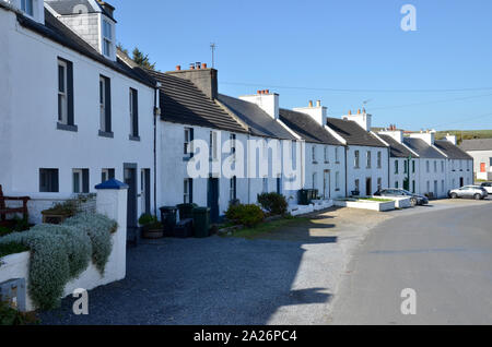 Maisons peint en blanc dans le village de Port Charlotte, l'un des établissements humains sur l'île écossaise d'Islay. Banque D'Images