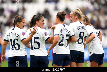 Tottenham Hotspur Kit femmes Graham, Siri ver, Hannah Godfrey, Chloe Peplow et Rianna Doyen aligner un mur avant d'un coup-franc au cours de la FA Women's super match de championnat le stade de Londres. Banque D'Images