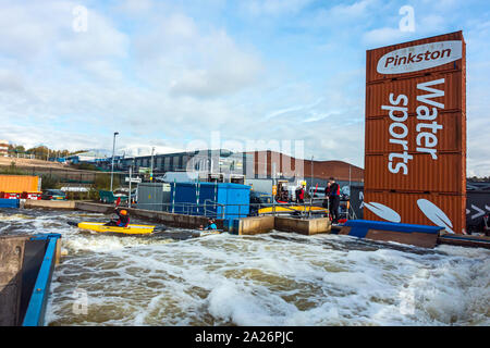Le canoéiste pratiquant à Pinkston Sports d'eau de la Direction générale de la Forth Glasgow and Clyde Canal au Canal du Nord, rue Bank Scotland UK Banque D'Images